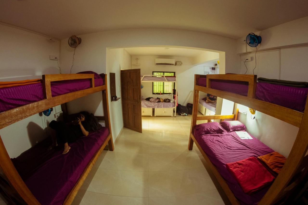 Bonds Hostel Кандолім Екстер'єр фото