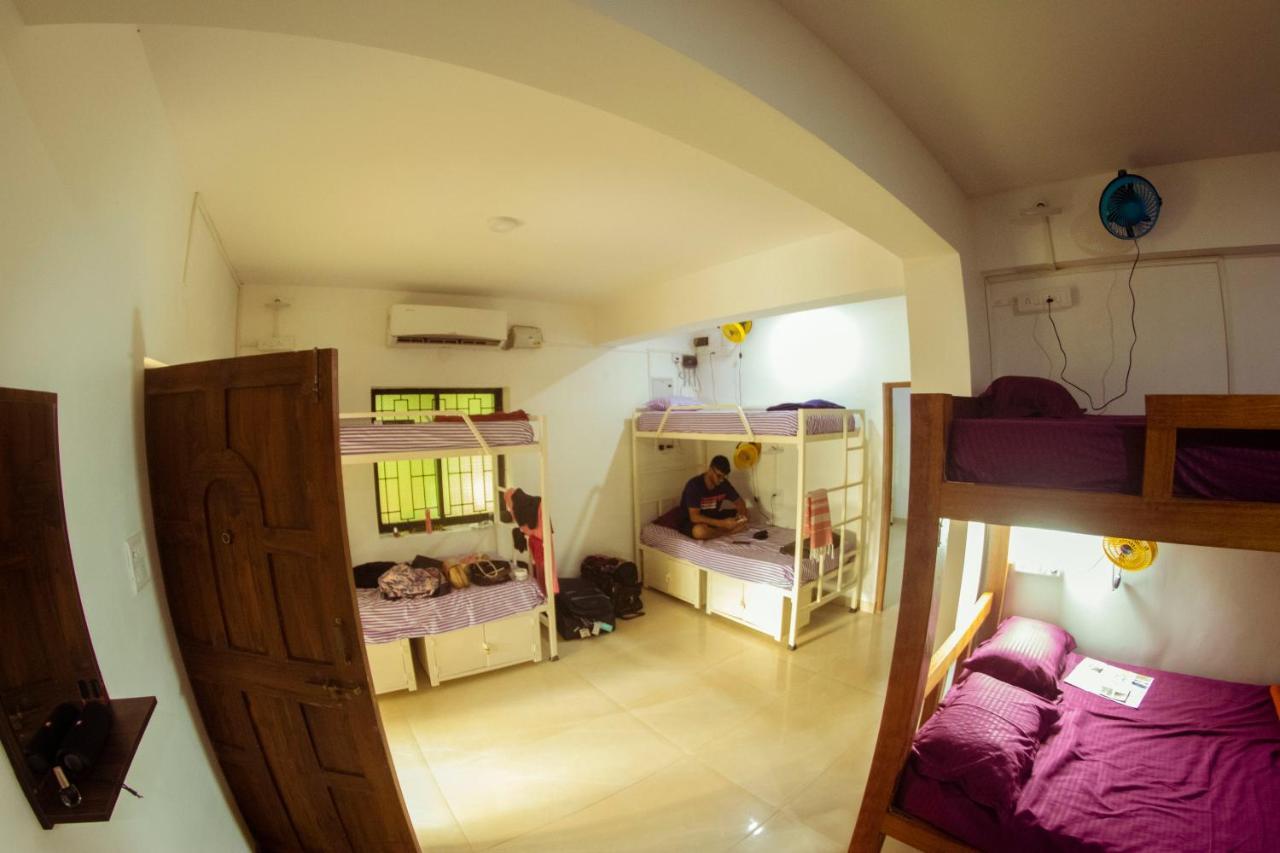 Bonds Hostel Кандолім Екстер'єр фото