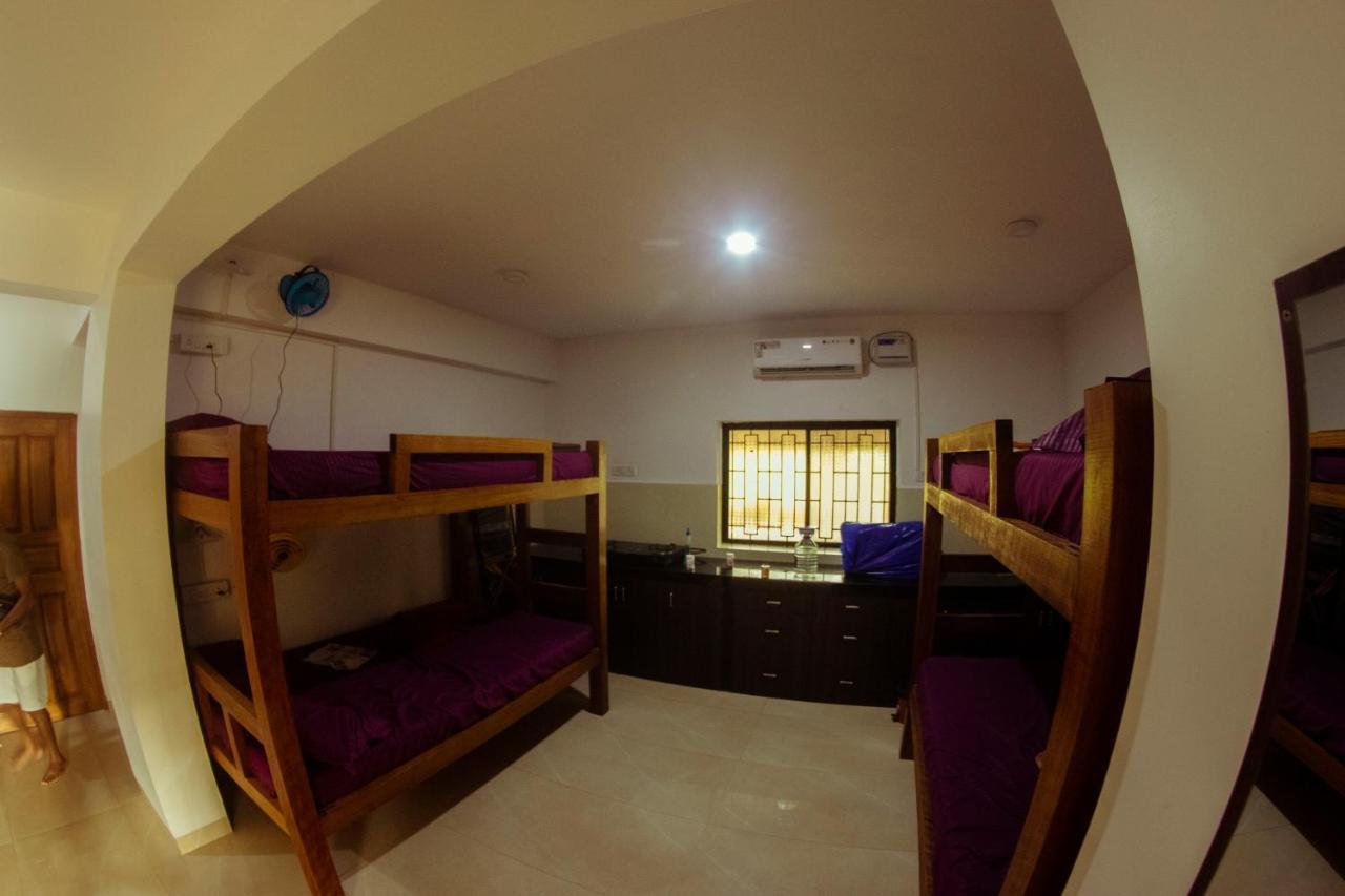 Bonds Hostel Кандолім Екстер'єр фото